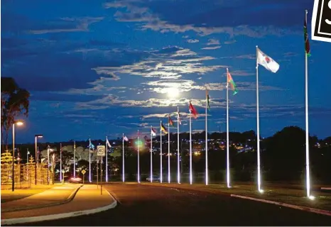  ?? PHOTO: CONTRIBUTE­D ?? NIGHT SCENE: The beautiful entrance drive to the USQ Toowoomba campus is lit up at night.