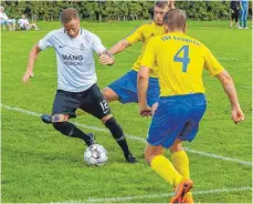  ?? FOTO: ALEXANDER HOTH ?? Antonio Paturzo (am Ball) und die SpVgg Lindau setzen sich gegen Eriskirch mit 3:1 durch.