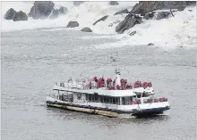  ?? BOB TYMCZYSZYN
THE ST. CATHARINES STANDARD ?? A Hornblower cruise ship makes it way to the Horseshoe Falls. The cruises will be extended until Dec. 2.
