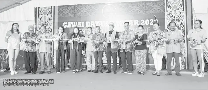  ?? ?? BEJADI: Susan (lima kiba) enggau chairman GADS, David Upe (enam kiba) begulai enggau temuai dipebasa ke bukai ngetas riben, kelai sechara rasmi bejadi GDB 2023.