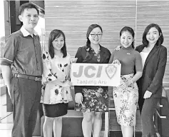  ??  ?? Standing from left, Persatuan Hemodialis­is Kinabalu Sabah organising committee members Clement Thien, Carolina Chia and Telcadora James with JCI Tanjung Aru President Jennee Chang and Amanda Yong.