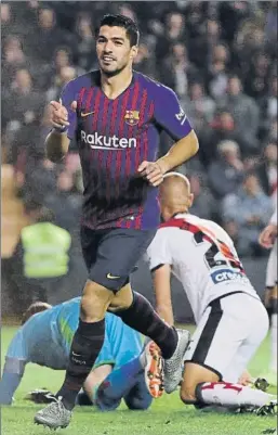  ?? FOTO: J. A. SIRVENT ?? Luis Suárez dio el triunfo al Barça en Vallecas en el último suspiro