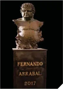  ??  ?? Escultura de Mustafa Arruf en homenaje a Arrabal a las puertas del Teatro Kursaal de Melilla.