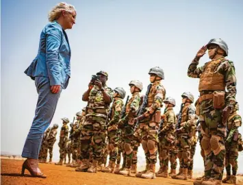  ?? Foto: Kay Nietfeld, dpa ?? Mit Stöckelsch­uhen im Wüstensand: Christine Lambrecht bei einem Truppenbes­uch in Niger.