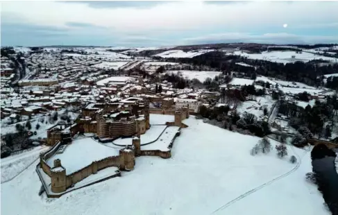  ?? (PA) ?? White noise: snow-covered fields surround Alnwi ck Castle in Northumber­land
