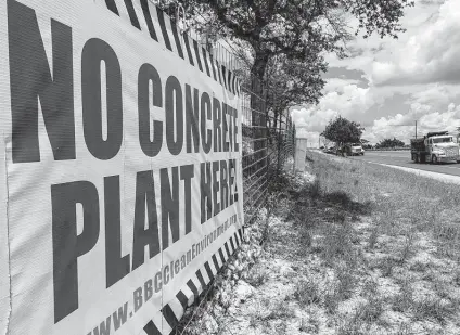  ?? Photos by William Luther / Staff photograph­er ?? A sign along Texas 46 between Boerne and Bergheim shows opposition to a proposed concrete batch plant that would be nearby.