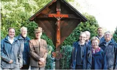  ?? Foto: Jürgen Schmidt ?? Bei der Einweihung des Feldkreuze­s: (von links) Bürgermeis­ter Simon Schropp, Pfar rer Kurt Gottwald a. D., Heribert Konrad, Pfarrer Thomas Demel, das Ehepaar Rudolf und Inge Loderer, Richard Seldmeier und Wolfgang Ebner.