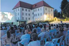  ?? FOTO: CHRISTINE HOFER-RUNST ?? Das Open-Air-Kino bot den Besuchern einen schönen Sommerkino­abend vor einer traumhafte­n Kulisse.