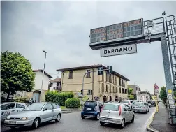  ??  ?? Il nodo A Pontesecco, negli orari di punta, si crea una lunga coda di auto