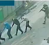  ?? ?? In un video diffuso dal New York Times, un soldato russo punta un mitra alla schiena di civili, che sono poi stati giustiziat­i per strada