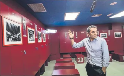  ?? FOTO: FC BARCELONA ?? Ernesto Valverde estuvo en el vestuario del Camp Nou observando y analizando diversas fotografía­s