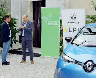 ??  ?? Convegno Una auto elettrica presentata ieri a Villa Madruzzo durante il convegno sulla mobilità sostenibil­e