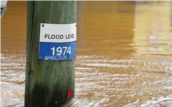  ?? PHOTO: MARC STAPELBERG ?? KNOW YOUR WARNINGS: As floods approach and waters rise, you need to know what the different warnings mean and how you need to act.