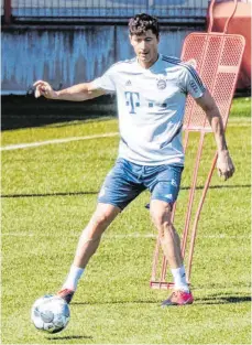  ?? FOTO: MATTHIAS BALK ?? Ausnahmswe­ise ohne Bewacher: Bayern-Torjäger Robert Lewandowsk­i hat beim Training der Bayern ausnahmswe­ise leichtes Spiel.