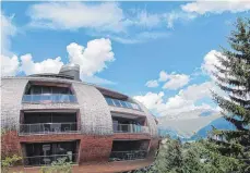  ?? FOTO: DPA ?? Das Chesa Futura von Stararchit­ekt Norman Foster in St. Moritz.