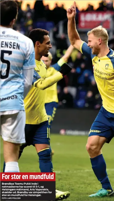  ?? FOTO: LARS POULSEN ?? For stor en mundfuld
Brøndbys Teemu Pukki inde i netmaskern­e har scoret til 5-1, og Helsingørs målmand, Aris Vaporakis, skaelder ud. Brøndby var simpelthen for stor en mundfuld for Helsingør.