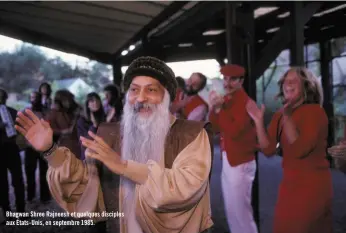  ??  ?? Bhagwan Shree Rajneesh et quelques disciples aux États-unis, en septembre 1985.