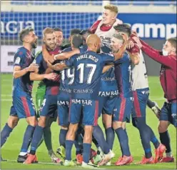  ??  ?? La plantilla del Huesca celebra una victoria.