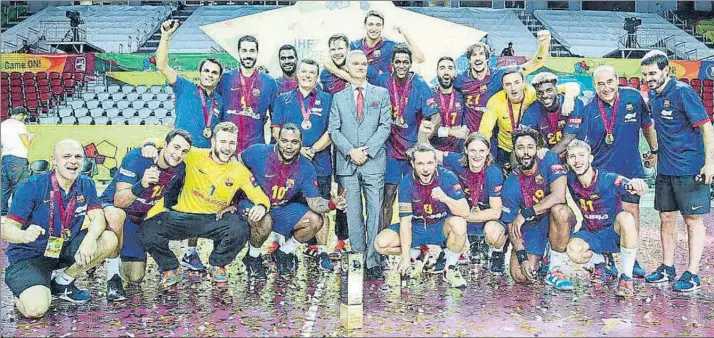 ?? FOTO: FCB ?? Jugadores y técnicos celebran el tercer Mundial de clubs (2013, 2014, 2017). El Barça completó otro gran partido coral y desempató en el palmarés con los otros dos bicampeone­s, Füchse Berlín (2015, 2016) y Ciudad Real (2007, 2010)