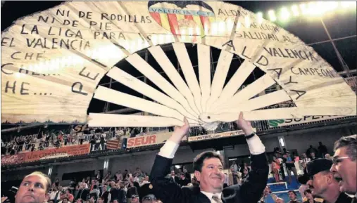  ??  ?? UNA IMAGEN ICÓNICA. Jaume Ortí desplegó en Málaga en 2002 el ‘Palmito de Aldaia,’ un abanico gigante que ya vivió la Liga che de 1971.