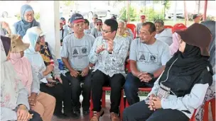  ?? ?? Lee (centre) flanked by Lamien (to his right) and hamka talking to residents at the event in Kelana Jaya.