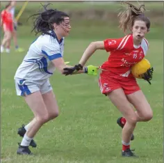  ??  ?? Tinahely’s Eimear O’Brien looks to launch another attack.