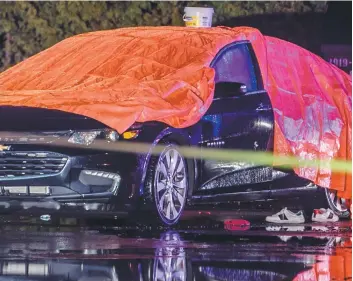  ?? PHOTO AGENCE QMI, ERIK PETERS ?? Les deux jeunes victimes liées au crime organisé ont été abattues dans cette voiture stationnée derrière une brasserie sur la rue Bernard-Pilon à Beloeil, jeudi soir.