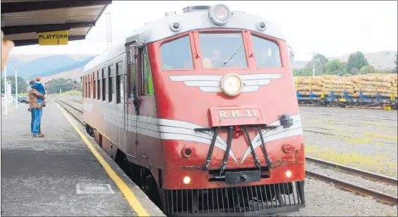  ??  ?? Pahiatua Railcar RM31 pulls in to Woodville Station on its return journey to Ashhurst on Sunday February 23.