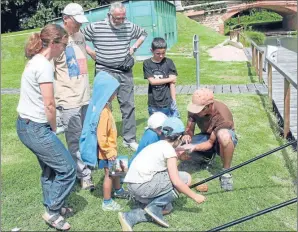  ??  ?? Découvrir la pêche en famille avec un animateur compétent