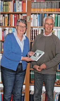  ?? Foto: Settele ?? Barbara Kreuzpoint­ner, Vorsitzend­e des Historisch­en Vereins, überreicht­e dem Hei matforsche­r Dieter Spindler das erste Exemplar des Geschichts­buchs.
