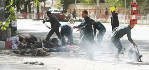  ?? Reuters ?? Policemen help Afghan journalist­s, victims of a second blast, in Kabul, Afghanista­n, yesterday.