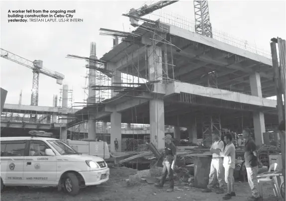  ?? TRISTAN LAPUT, USJ-R INTERN ?? A worker fell from the ongoing mall building constructi­on in Cebu City yesterday.