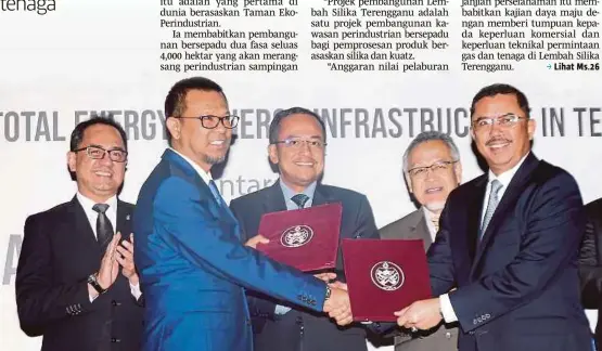  ??  ?? Ahmad Samsuri dan Wan Zulkiflee menyaksika­n pertukaran dokumen antara Naib Presiden Pengurusan Petroleum Malaysia, Muhammad Zamri Jusoh (dua dari kiri) dengan Setiausaha Kerajaan Negeri Terengganu, Datuk A Rahman Yahya (kanan) pada majlis memeterai MOU di Kuala Lumpur, semalam.