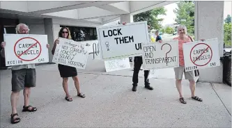  ?? BOB TYMCZYSZYN THE ST. CATHARINES STANDARD ?? Protesters outside of Niagara Regional Headquarte­rs before a council meeting. Thursday.