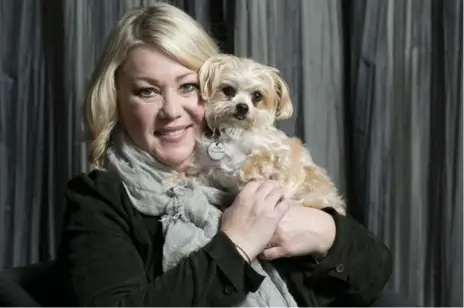  ?? LUCAS OLENIUK/TORONTO STAR ?? Jann Arden and her beloved dog, Midi, a Maltese and Yokrshire cross known as a Morkie. Surprising­ly, Midi — short for Midler — is not a huge music fan.