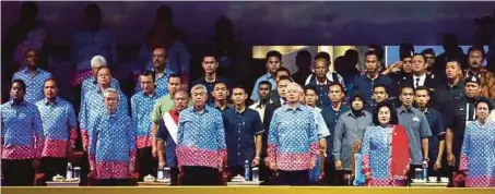  ??  ?? Najib, Rosmah, Ahmad Zahid, Tun Abdullah Ahmad Badawi, Tun Jeanne Abdulah dan Khairy pada majlis perasmian Sukan Para ASEAN KL2017 di Stadium National, Bukit Jalil, malam tadi.