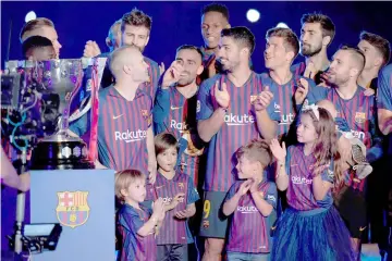  ?? — AFP photo ?? Barcelona’s Spanish midfielder Andres Iniesta (left) poses with teammates during a tribute at the end of the Spanish league football match between FC Barcelona and Real Sociedad at the Camp Nou stadium in Barcelona.