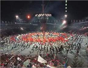  ??  ?? La cérémonie d’ouverture des Jeux olympiques d’Albertvill­e, en 1992.