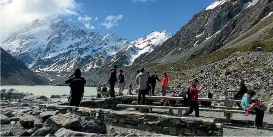  ?? MARTIN VAN BEYNEN ?? Aoraki/Mt Cook is a must-see for tourists but parking is an issue.