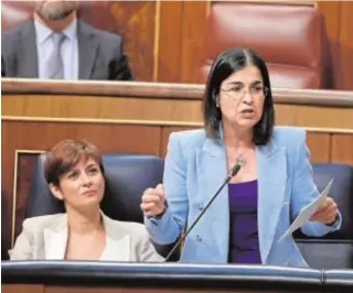  ?? // JAIME GARCÍA ?? La ministra de Sanidad, Carolina Darias (dcha.), ayer en el Congreso