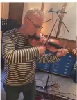  ??  ?? Violinist Ingo Höricht bei der Arbeit im Studio für die neue Tim-Linde-Platte.