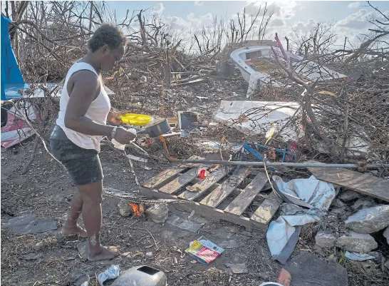  ?? Ramón espinosa/ap ?? En Mclean’s Town Cay, una bahameña revisa los restos de su casa tras el paso del huracán Dorian