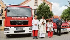  ?? Foto: Josef Heckl ?? In Megesheim wurden die neuen Fahrzeuge der Feuerwehr gesegnet, in der Mitte Pfarrer Thomas Swat, rechts außen Vorsitzend­er Ulrich Lechner.