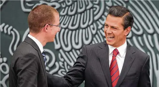  ??  ?? Associated Press En esta imagen del 31 de enero de 2014, el entonces presidente de la Cámara de Diputados, Ricardo Anaya (izq.) y el presidente mexicano Enrique Peña Nieto asisten a una ceremonia para promulgar una reforma política en el Castillo de...