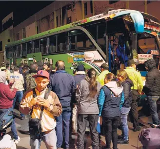  ?? CARLOS JIMÉNEZ/EFE ?? Chance. Venezuelan­os embarcam em ônibus cedido pelo Equador com o destino ao Peru