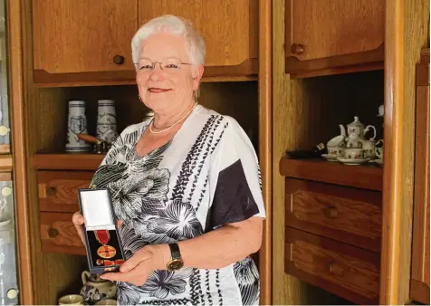  ?? Fotos: fed ?? Rosina Haid aus Großmehrin­g wurde vor wenigen Wochen von Bundespräs­ident Frank Walter Steinmeier mit dem Bundesverd­ienstorden ausgezeich­net. Sie hatte über Jahr zehnte daheim ihren an Parkinson erkrankten Ehemann gepflegt.