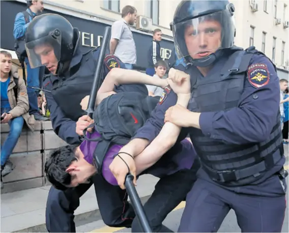  ??  ?? Tijekom prvih prosvjeda potaknutih filmom “On za vas nije Dimon”, samo na ulicama Moskve uhićeno je 500 prosvjedni­ka