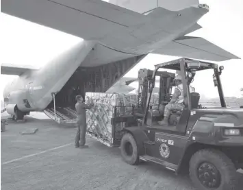  ?? PHOTO FROM THE U.S. EMBASSY ?? US Marines and Philippine Air Force service members load Department of Social Welfare and Developmen­t family food packs into a C-130 provided by the United States government to support disaster response efforts in Mindanao on February 12.