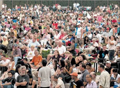  ?? | SCOTT STEWART~SUN-TIMES ?? The crowd settles in for last year’s Chicago Jazz Festival At Millennium Park.