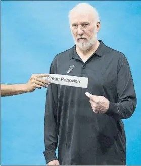  ?? FOTO: AP ?? Gregg Popovich señala una cartulina con su nombre. El técnico cargó contra Trump